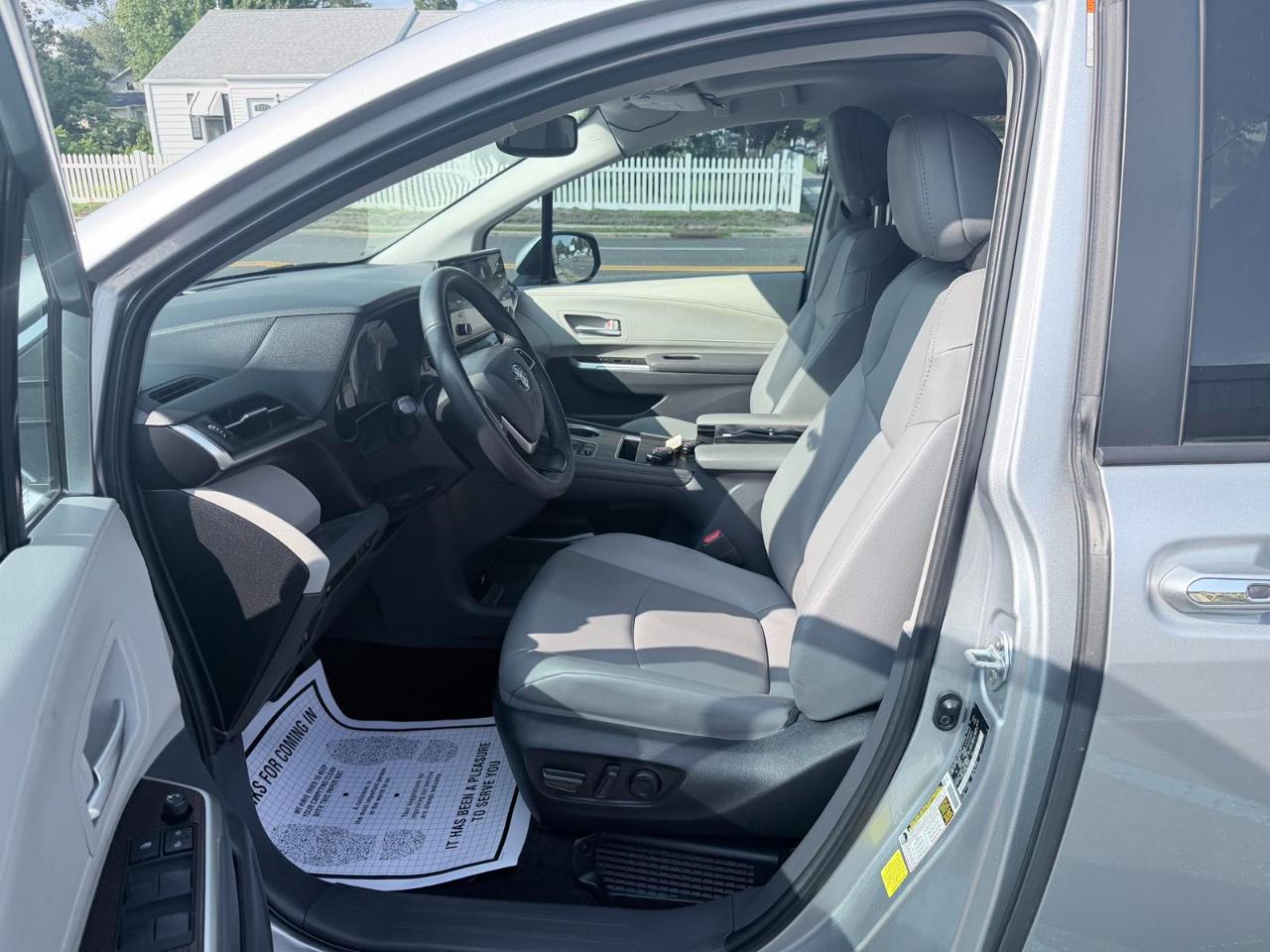 Toyota Sienna XLE FWD 7-Passenger (Natl) 2022