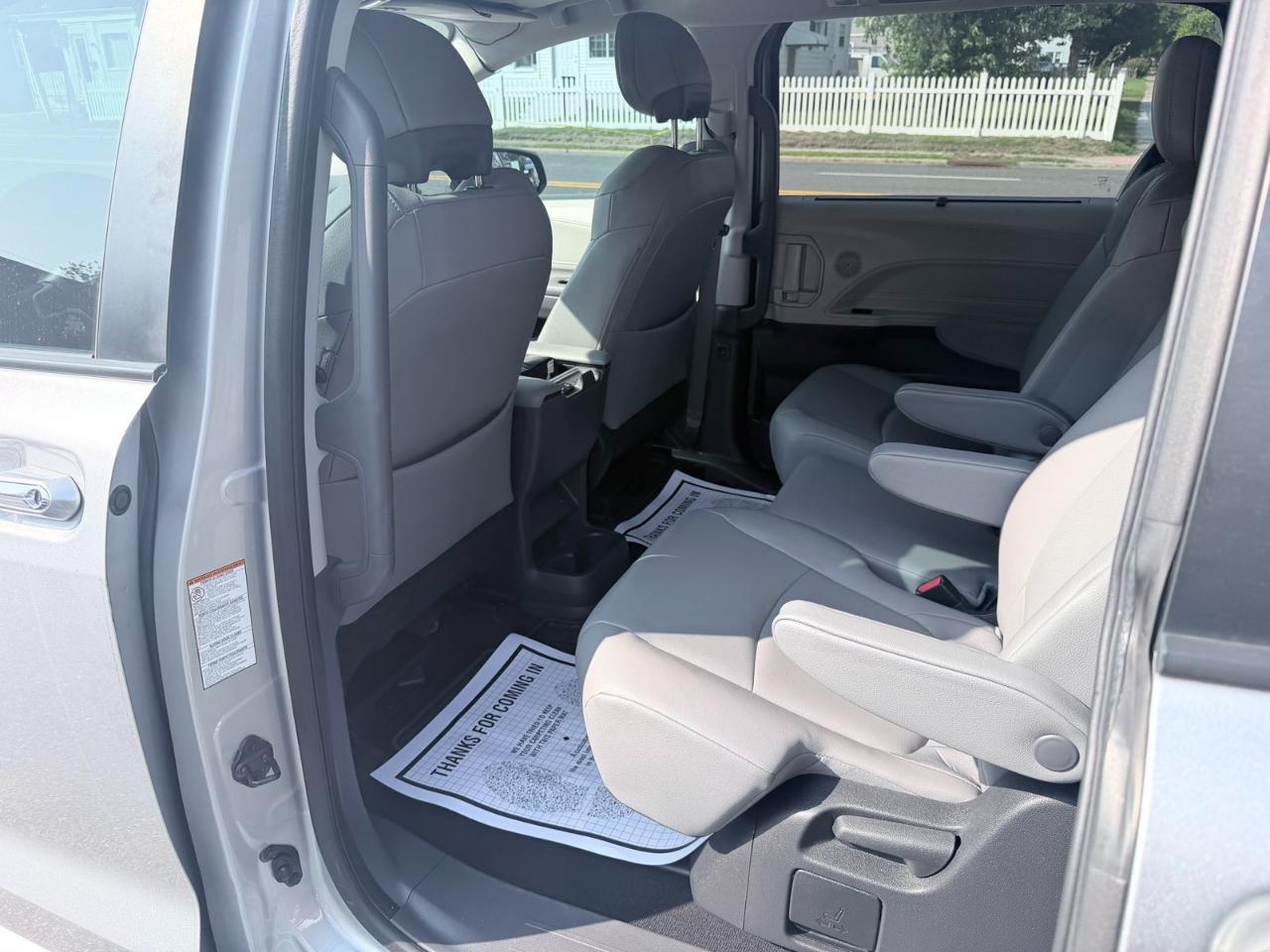 Toyota Sienna XLE FWD 7-Passenger (Natl) 2022