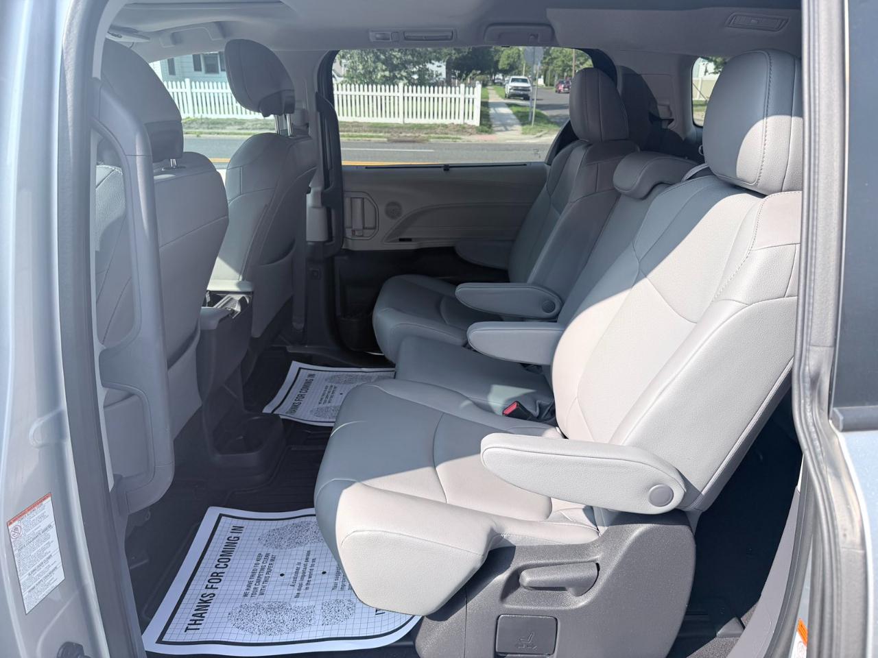 Toyota Sienna XLE FWD 7-Passenger (Natl) 2022
