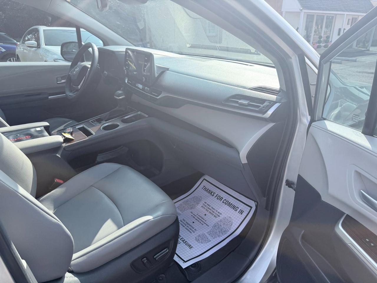 Toyota Sienna XLE FWD 7-Passenger (Natl) 2022