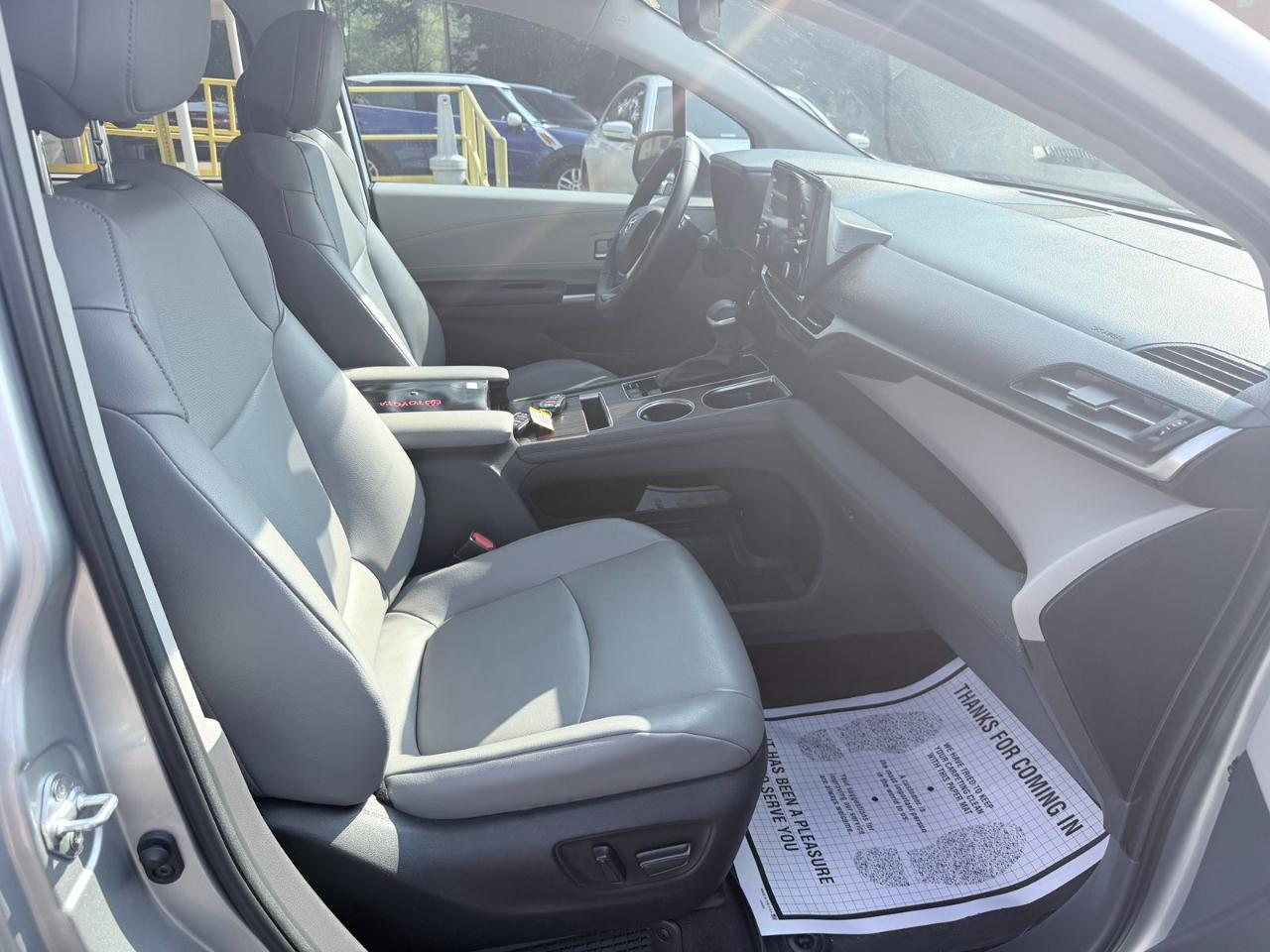 Toyota Sienna XLE FWD 7-Passenger (Natl) 2022