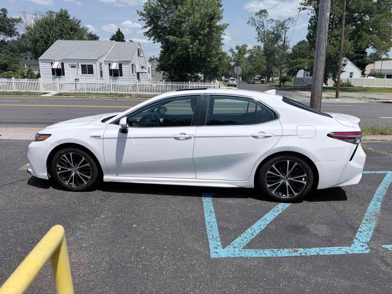 Toyota Camry Hybrid LE CVT (Natl) 2019