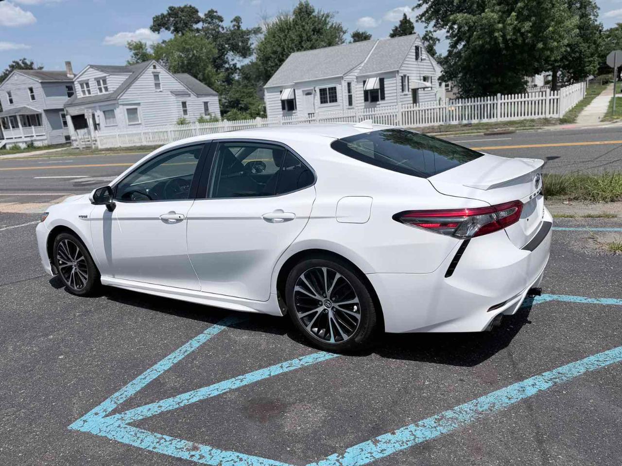 Toyota Camry Hybrid LE CVT (Natl) 2019
