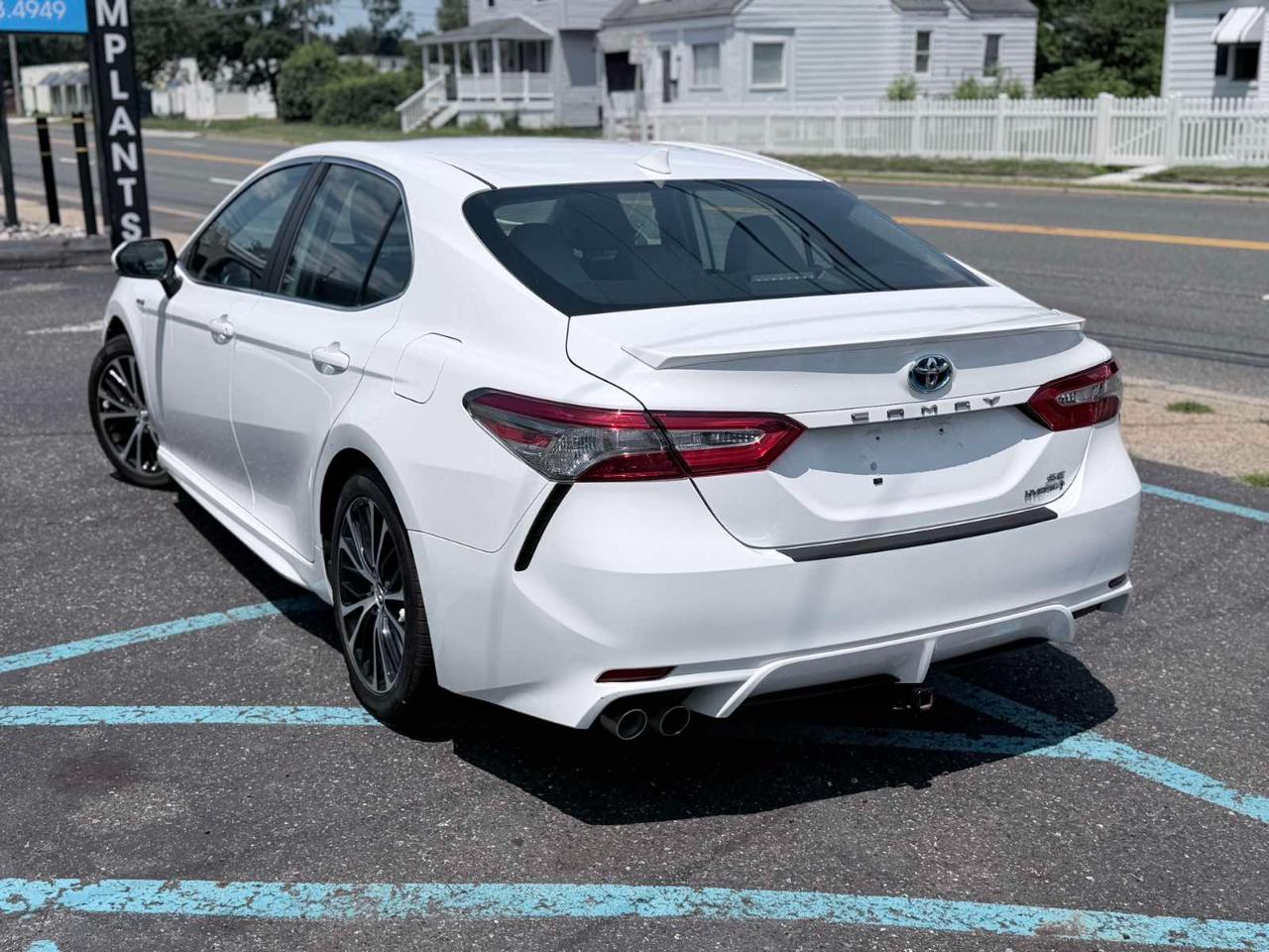 Toyota Camry Hybrid LE CVT (Natl) 2019