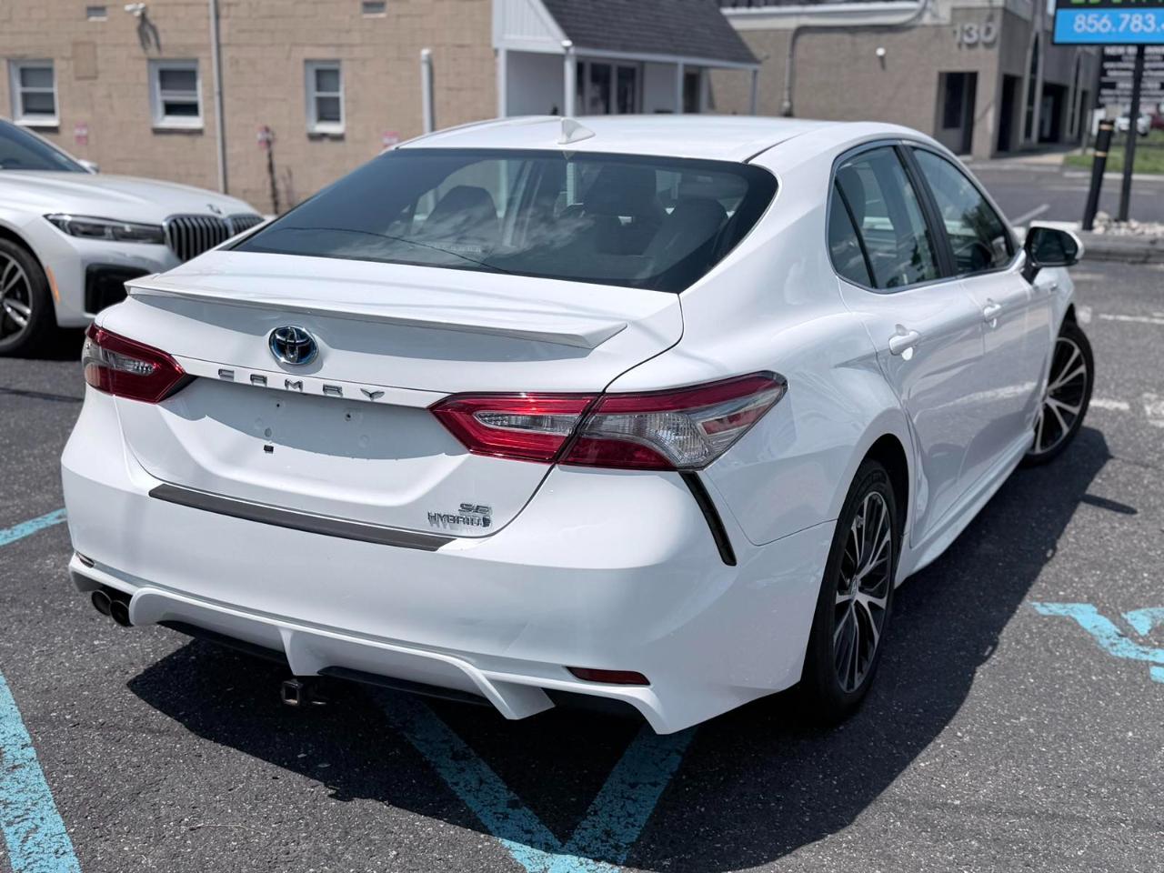Toyota Camry Hybrid LE CVT (Natl) 2019