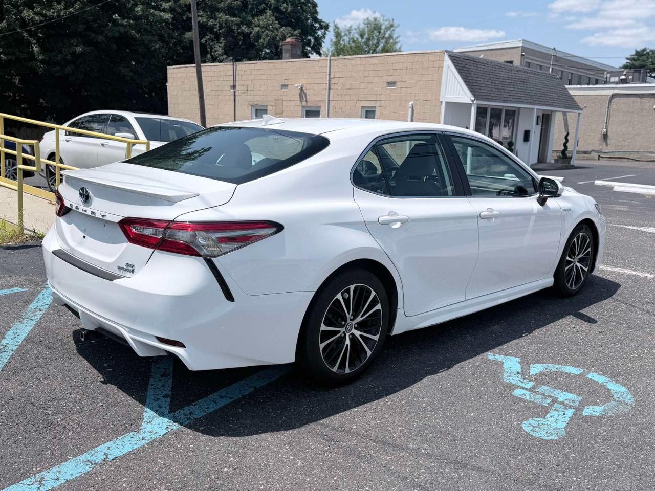 Toyota Camry Hybrid LE CVT (Natl) 2019