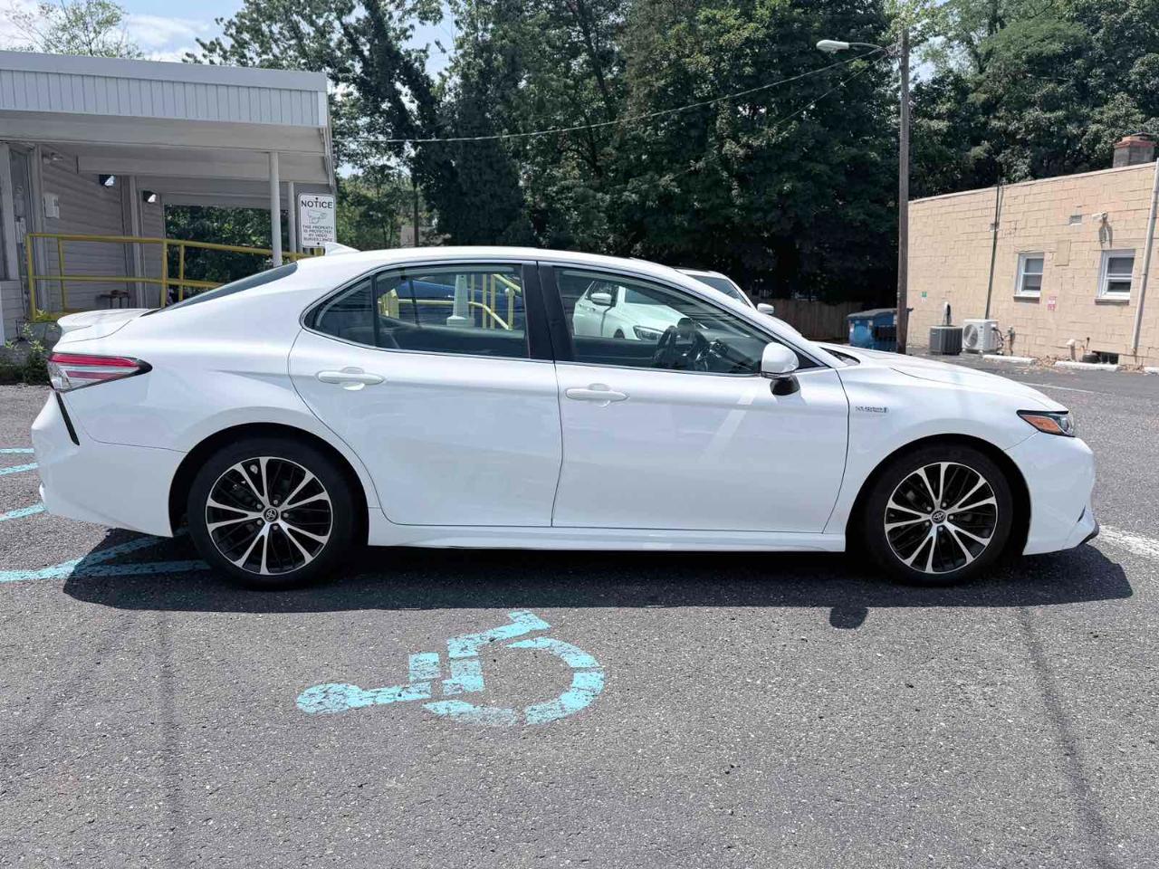 Toyota Camry Hybrid LE CVT (Natl) 2019