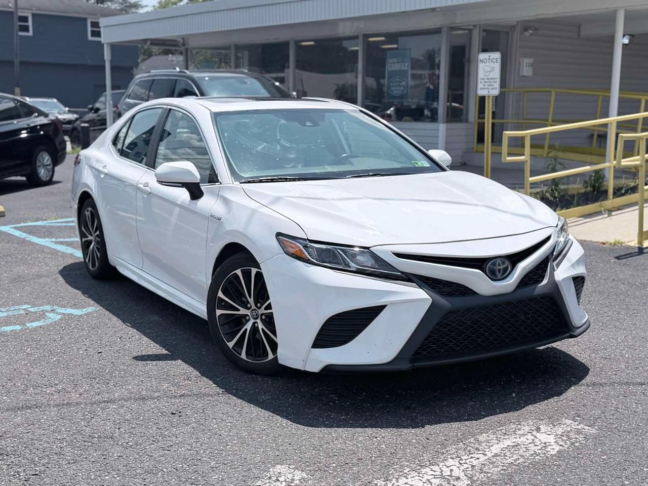 Toyota Camry Hybrid LE CVT (Natl) 2019