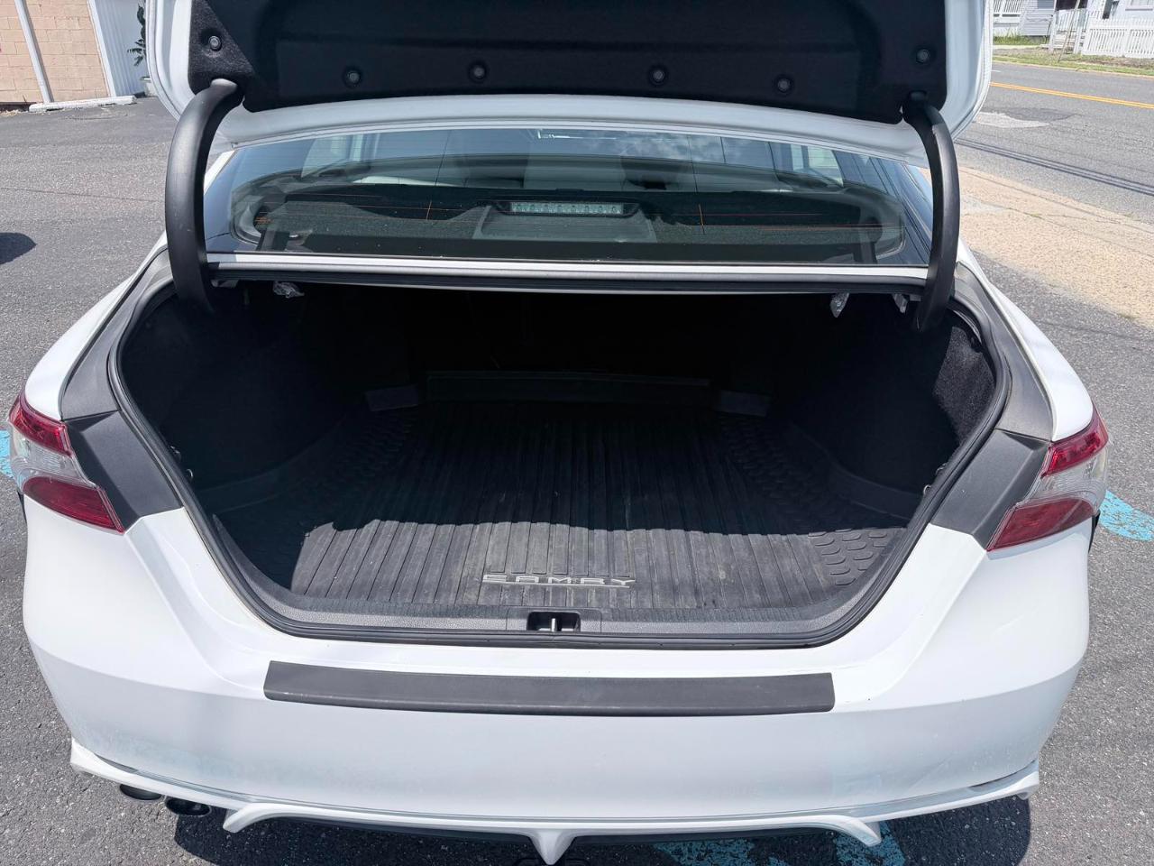 Toyota Camry Hybrid LE CVT (Natl) 2019