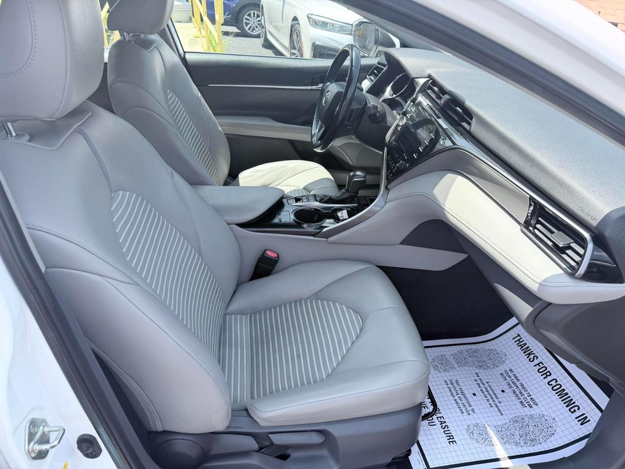 Toyota Camry Hybrid LE CVT (Natl) 2019