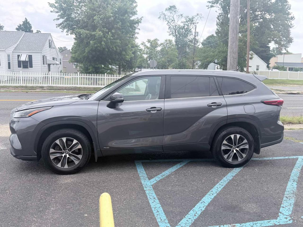 Toyota Highlander Hybrid XLE 2023
