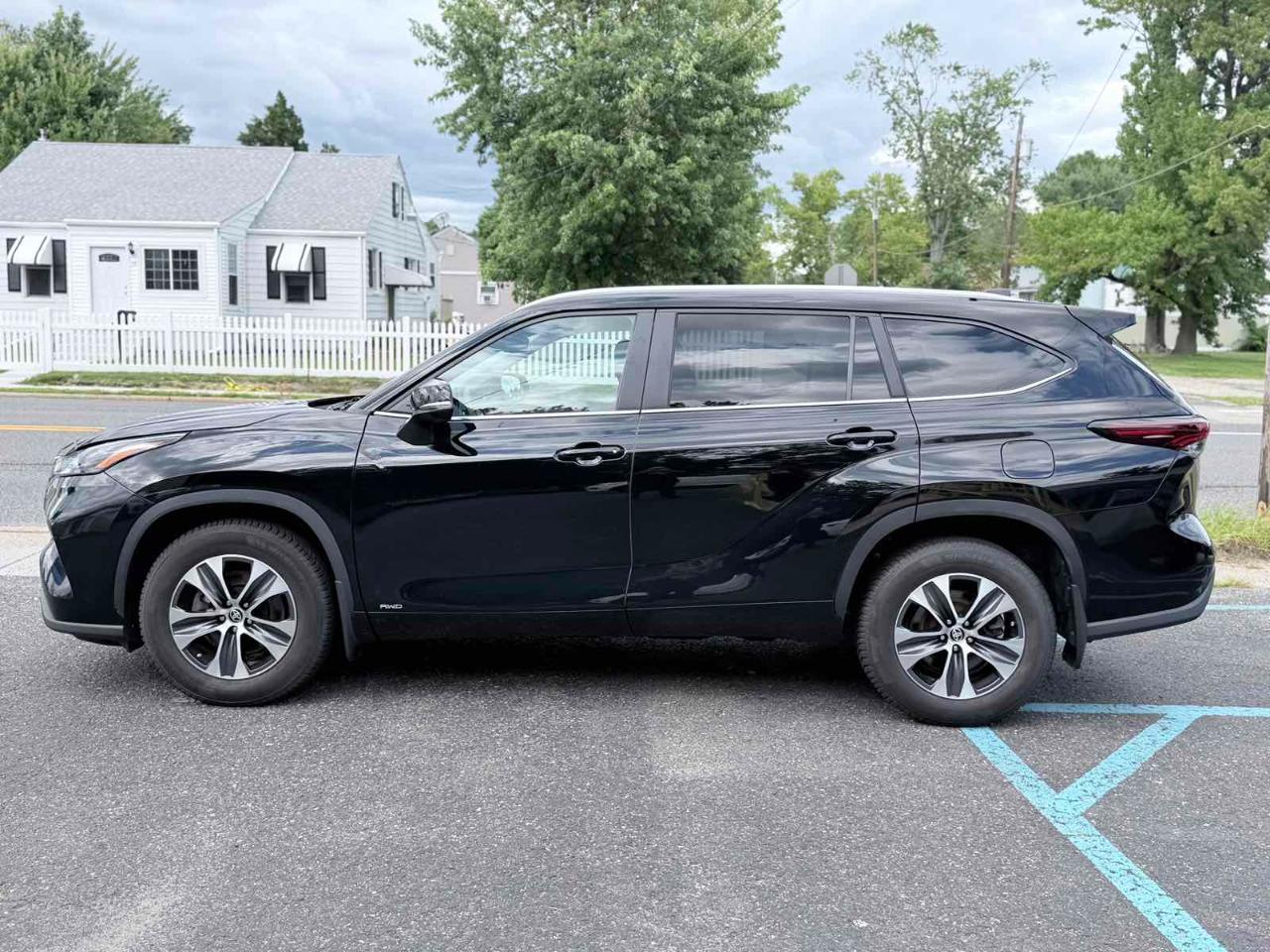 Toyota Highlander Hybrid XLE 2024