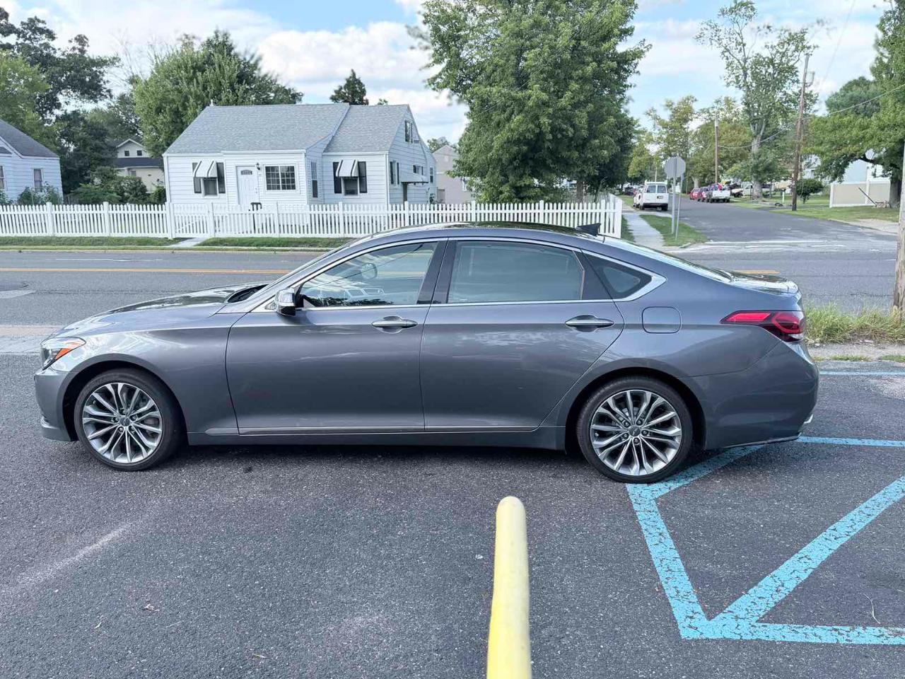 Hyundai Genesis 4dr Sdn V6 3.8L AWD 2016