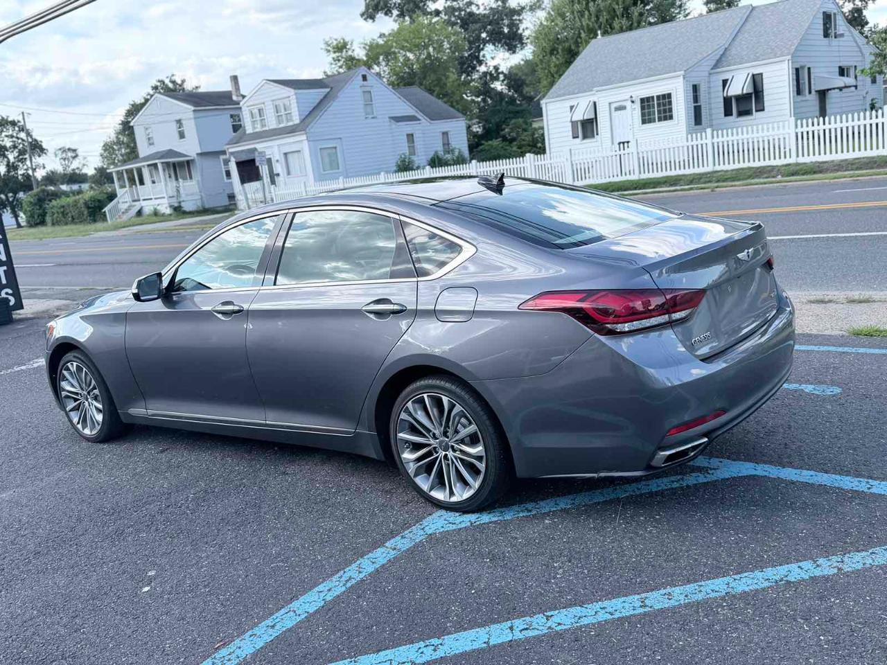 Hyundai Genesis 4dr Sdn V6 3.8L AWD 2016