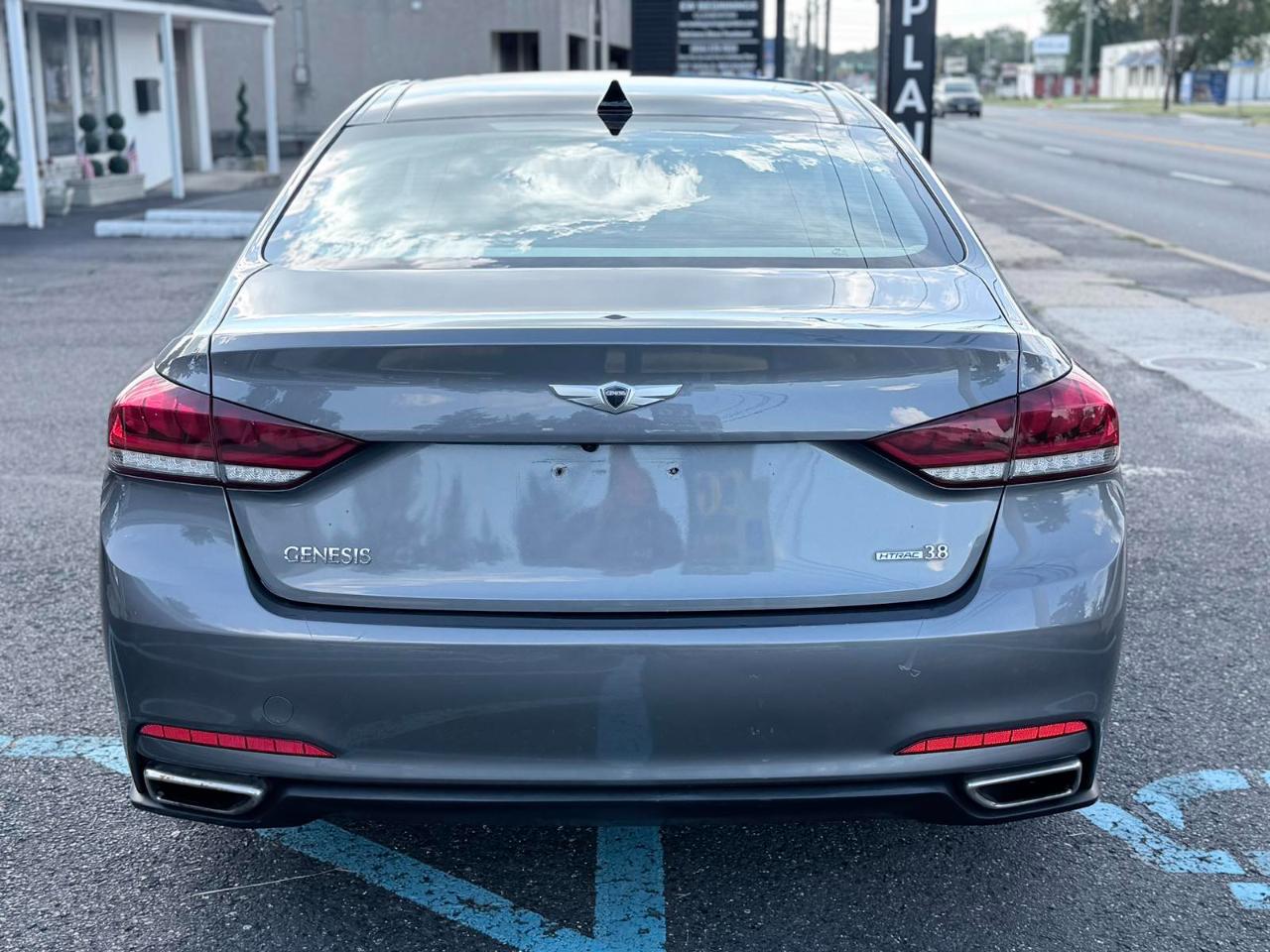 Hyundai Genesis 4dr Sdn V6 3.8L AWD 2016