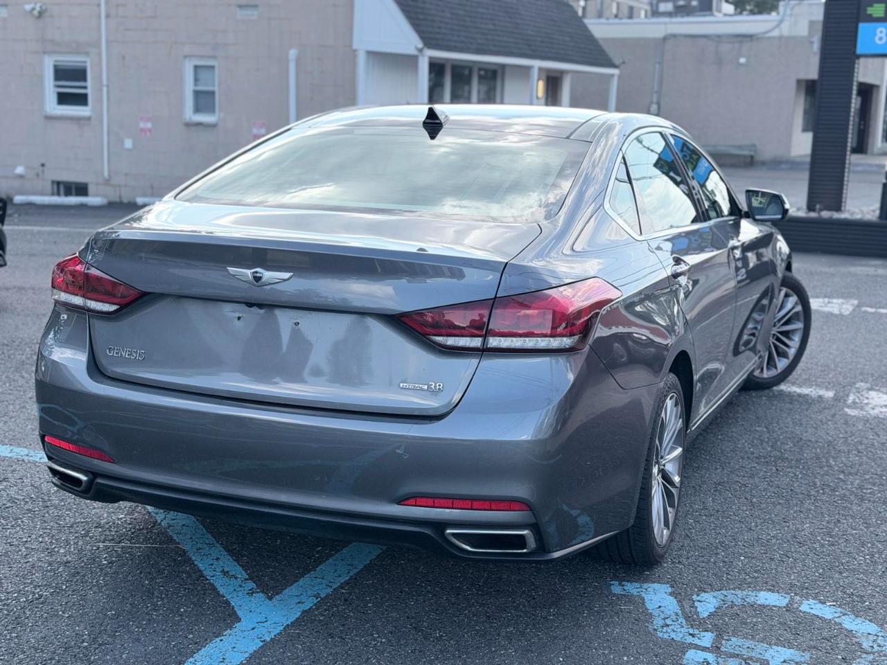 Hyundai Genesis 4dr Sdn V6 3.8L AWD 2016