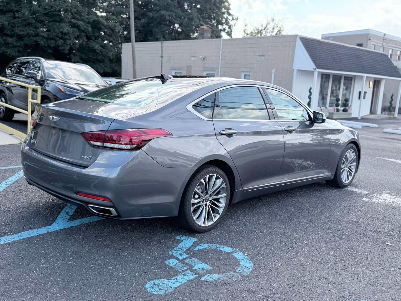Hyundai Genesis 4dr Sdn V6 3.8L AWD 2016