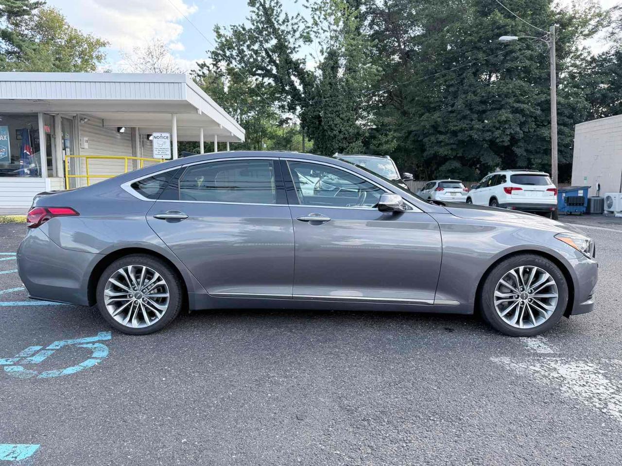 Hyundai Genesis 4dr Sdn V6 3.8L AWD 2016