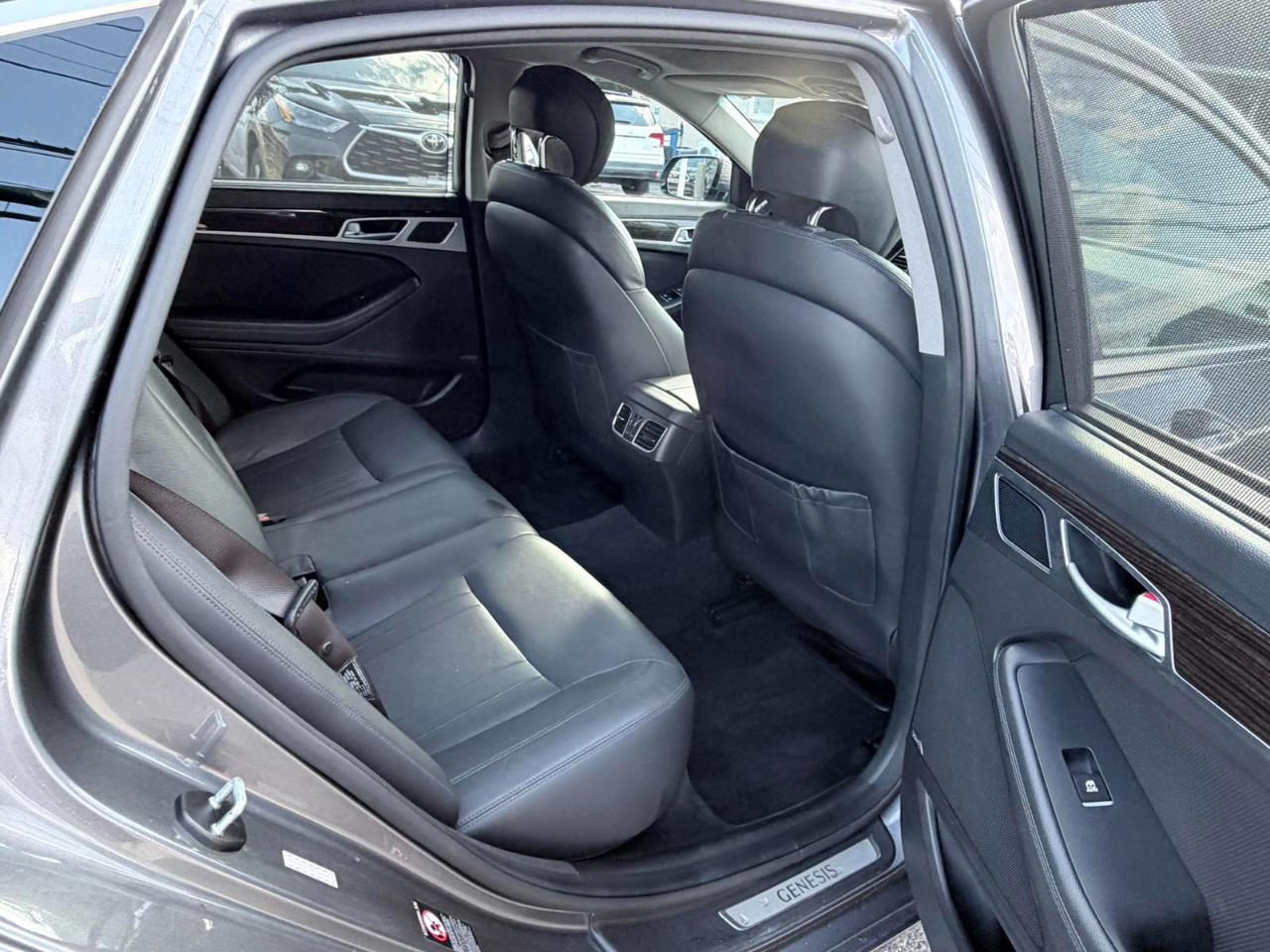 Hyundai Genesis 4dr Sdn V6 3.8L AWD 2016