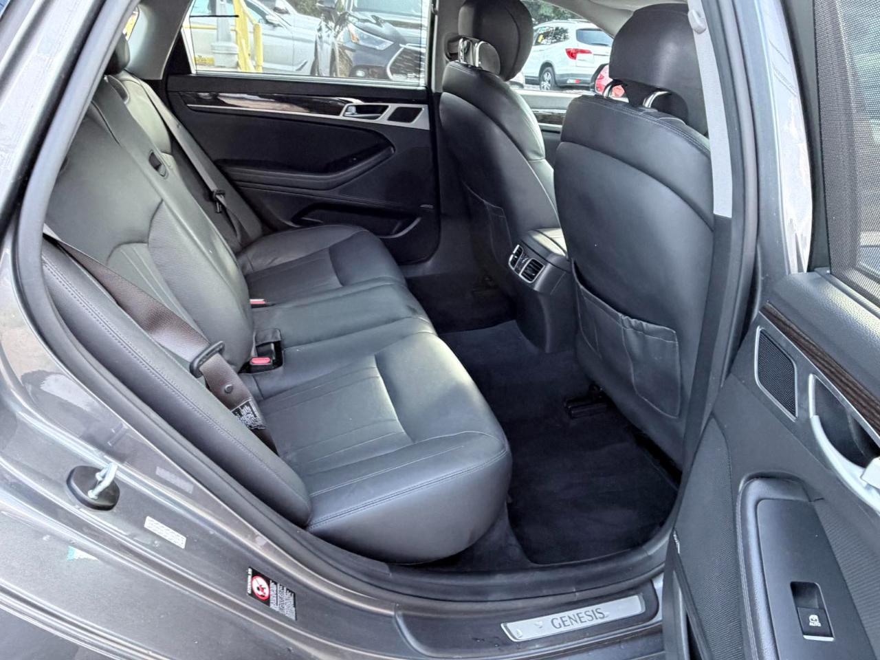 Hyundai Genesis 4dr Sdn V6 3.8L AWD 2016