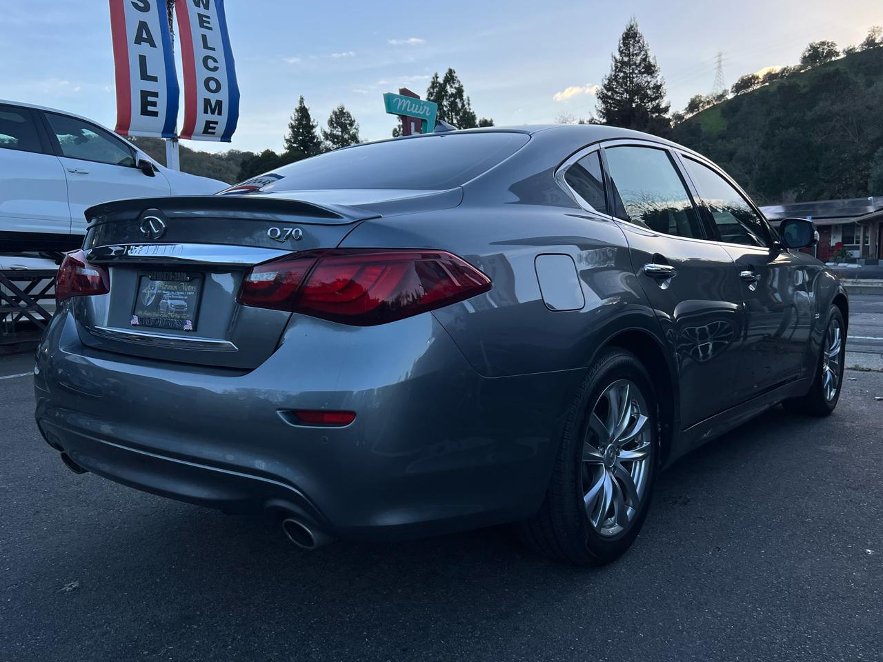 Infiniti Q70 3.7 LUXE RWD 2019