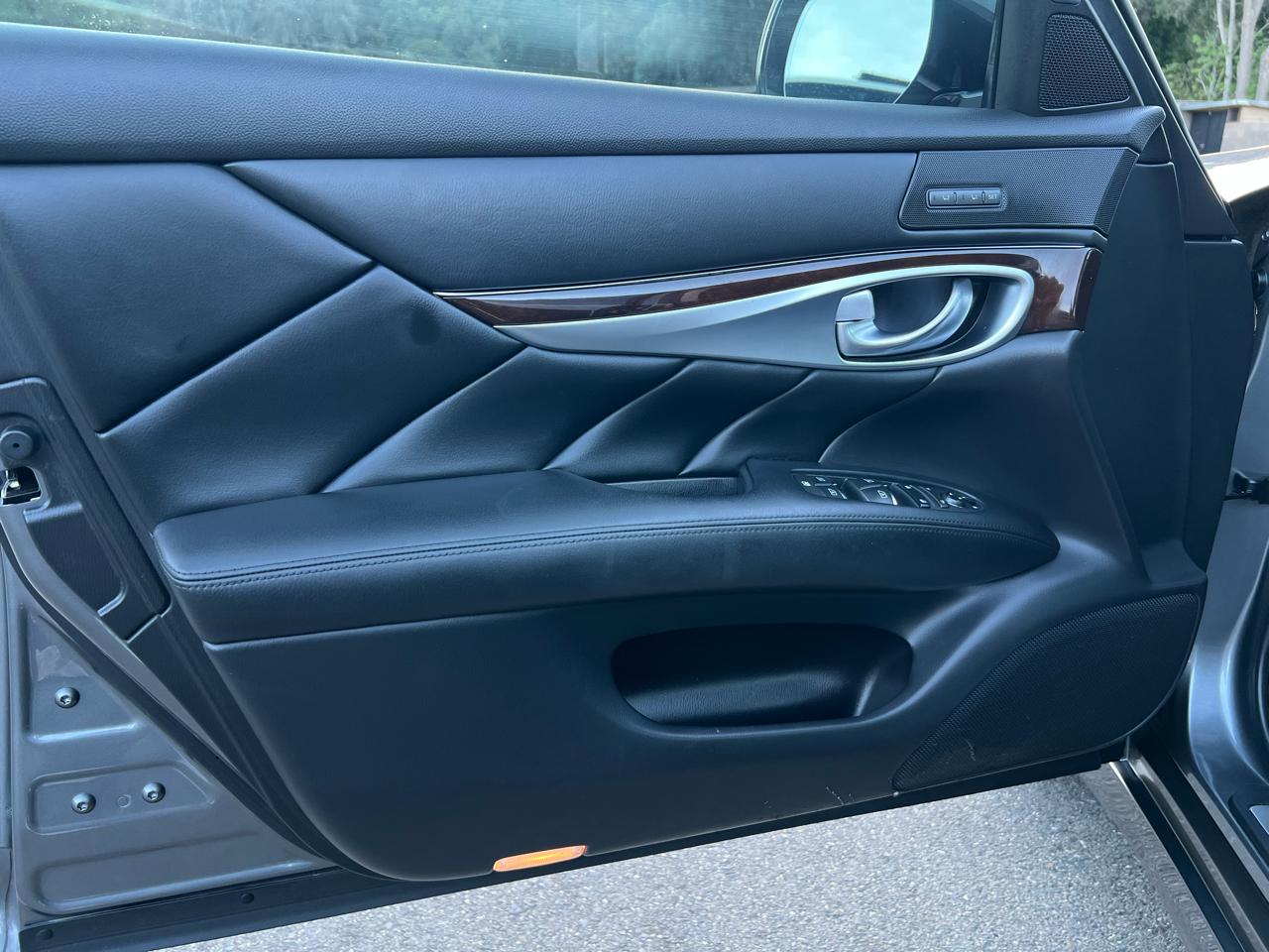 Infiniti Q70 3.7 LUXE RWD 2019