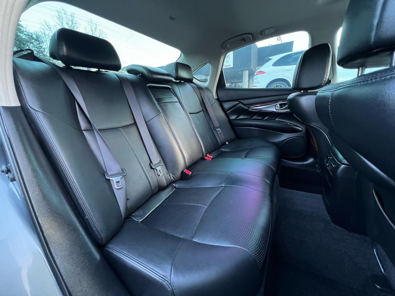 Infiniti Q70 3.7 LUXE RWD 2019