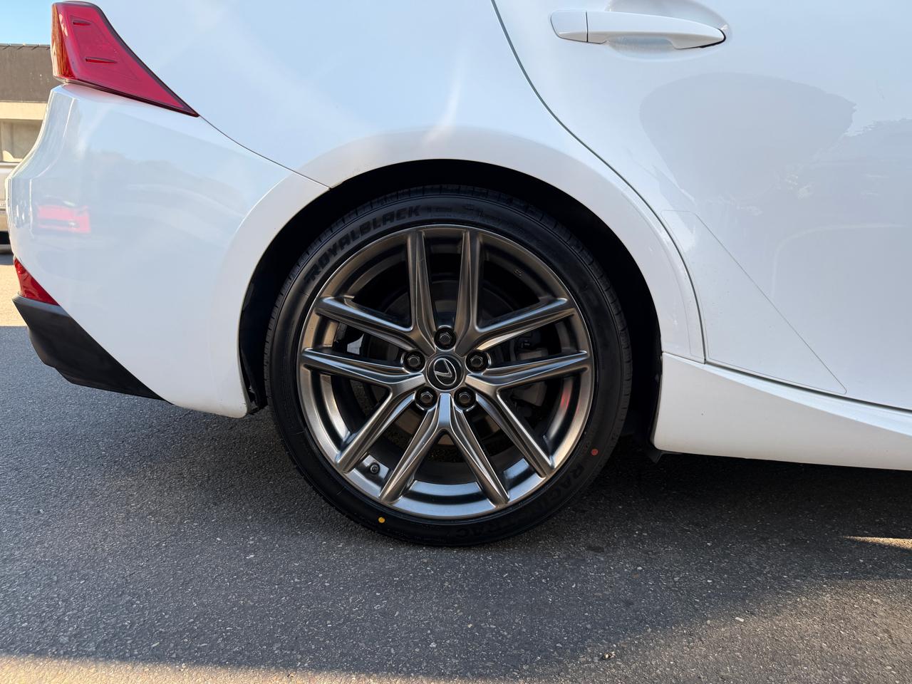 Lexus IS  2019