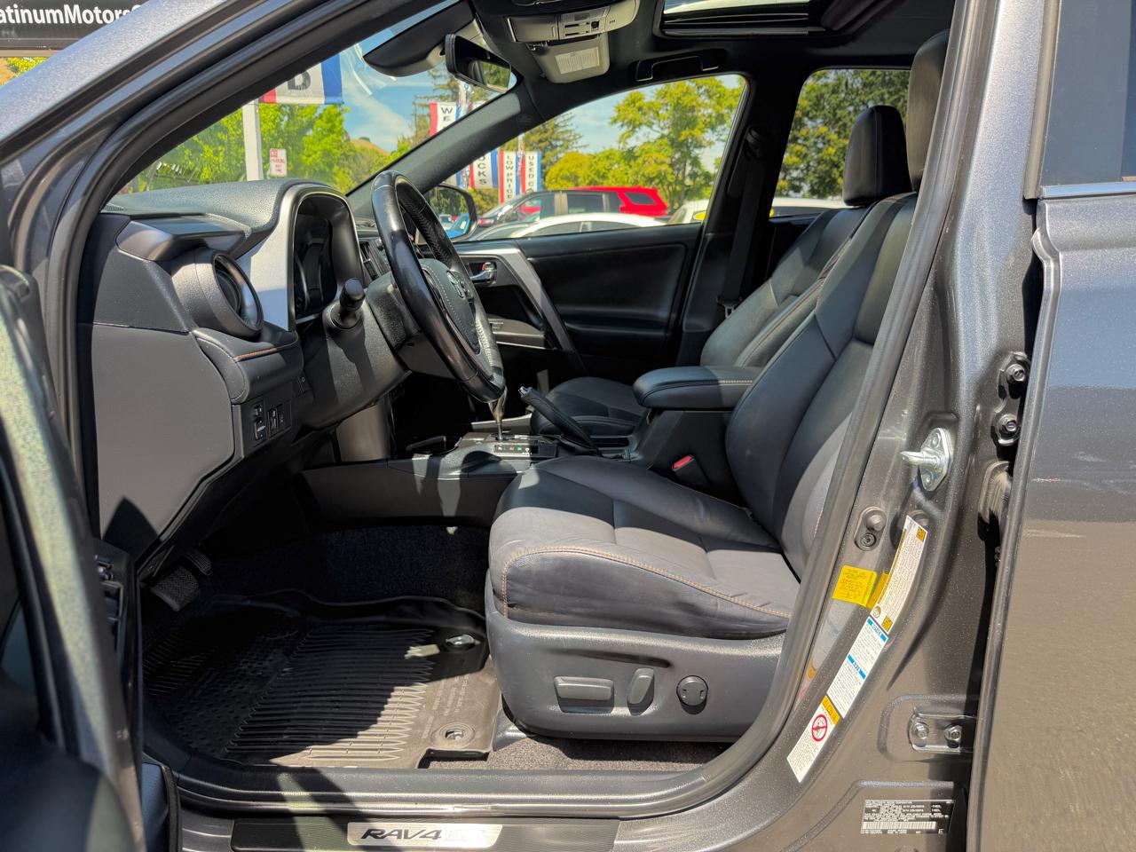 Toyota RAV4 Hybrid SE AWD (Natl) 2018