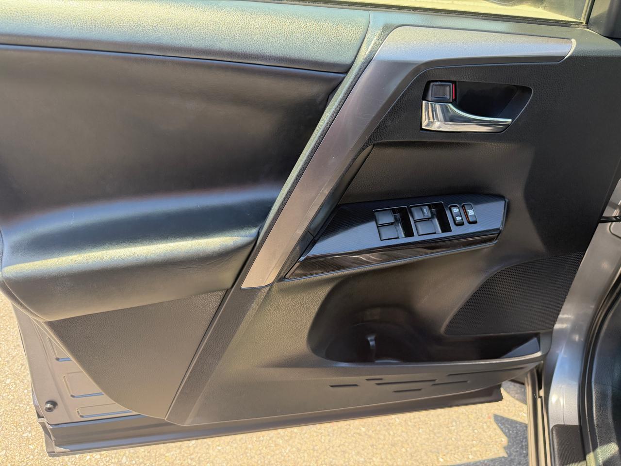 Toyota RAV4 Hybrid SE AWD (Natl) 2018