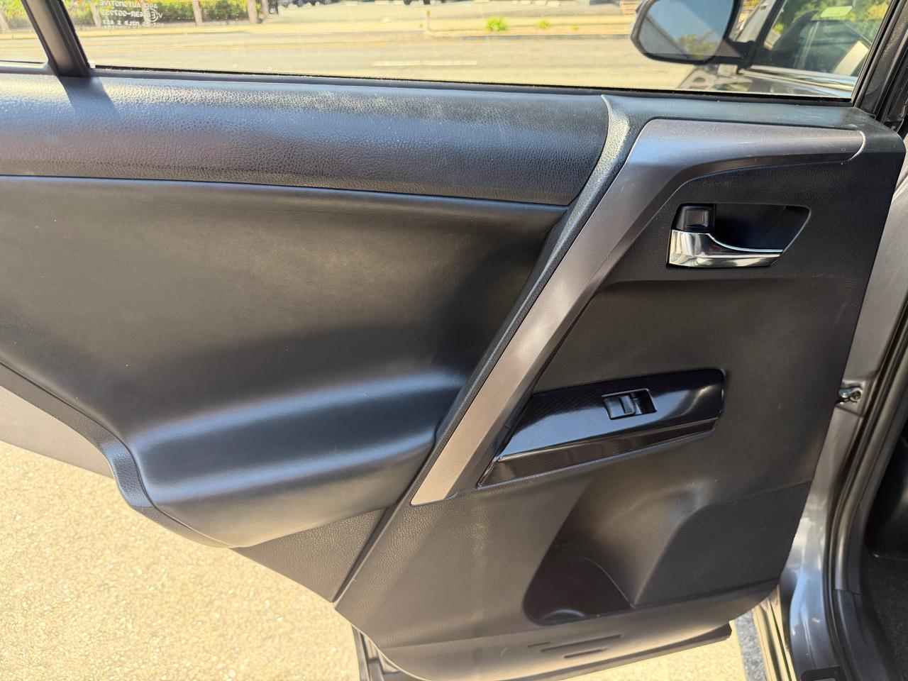 Toyota RAV4 Hybrid SE AWD (Natl) 2018