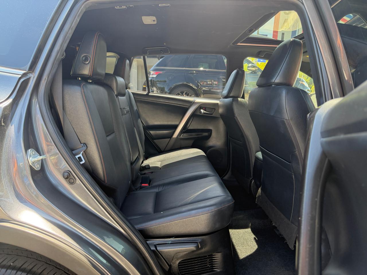Toyota RAV4 Hybrid SE AWD (Natl) 2018