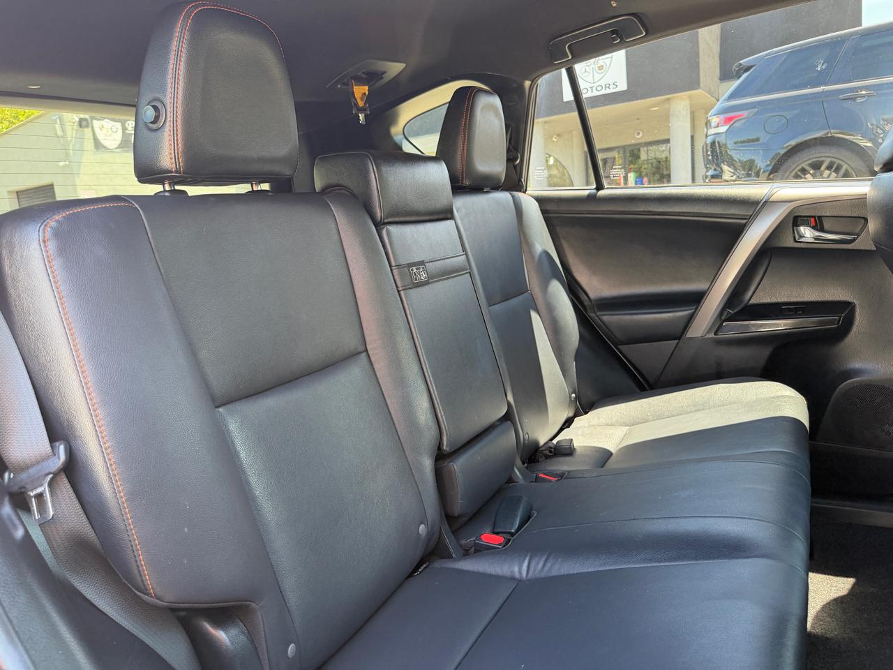 Toyota RAV4 Hybrid SE AWD (Natl) 2018
