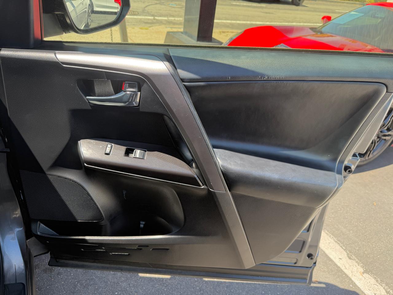 Toyota RAV4 Hybrid SE AWD (Natl) 2018