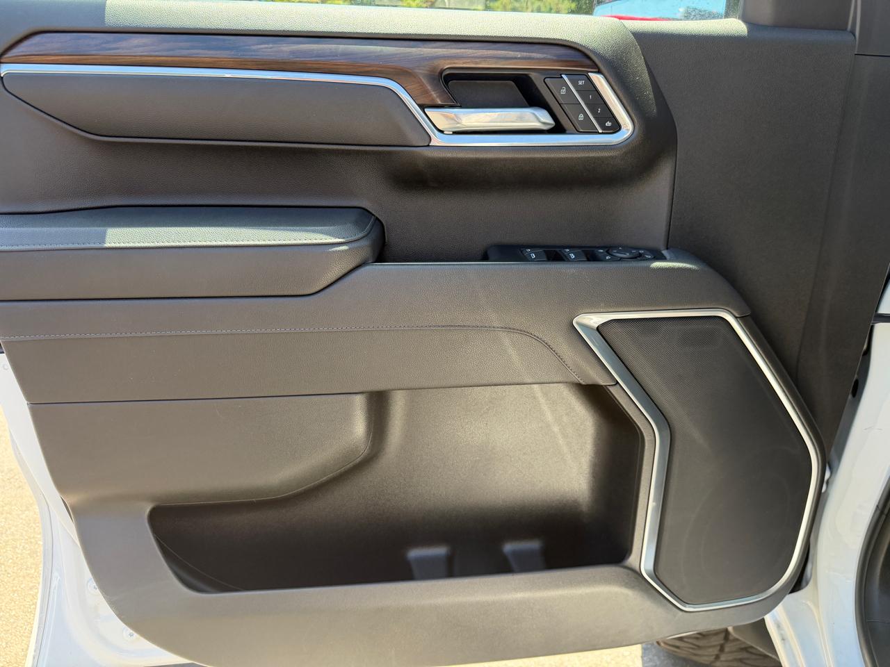 GMC Sierra 1500 4WD Crew Cab 147" SLT 2025