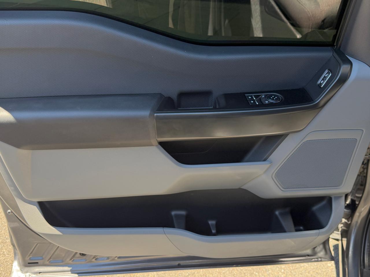 Ford F-150 XL 4WD Reg Cab 8' Box 2025