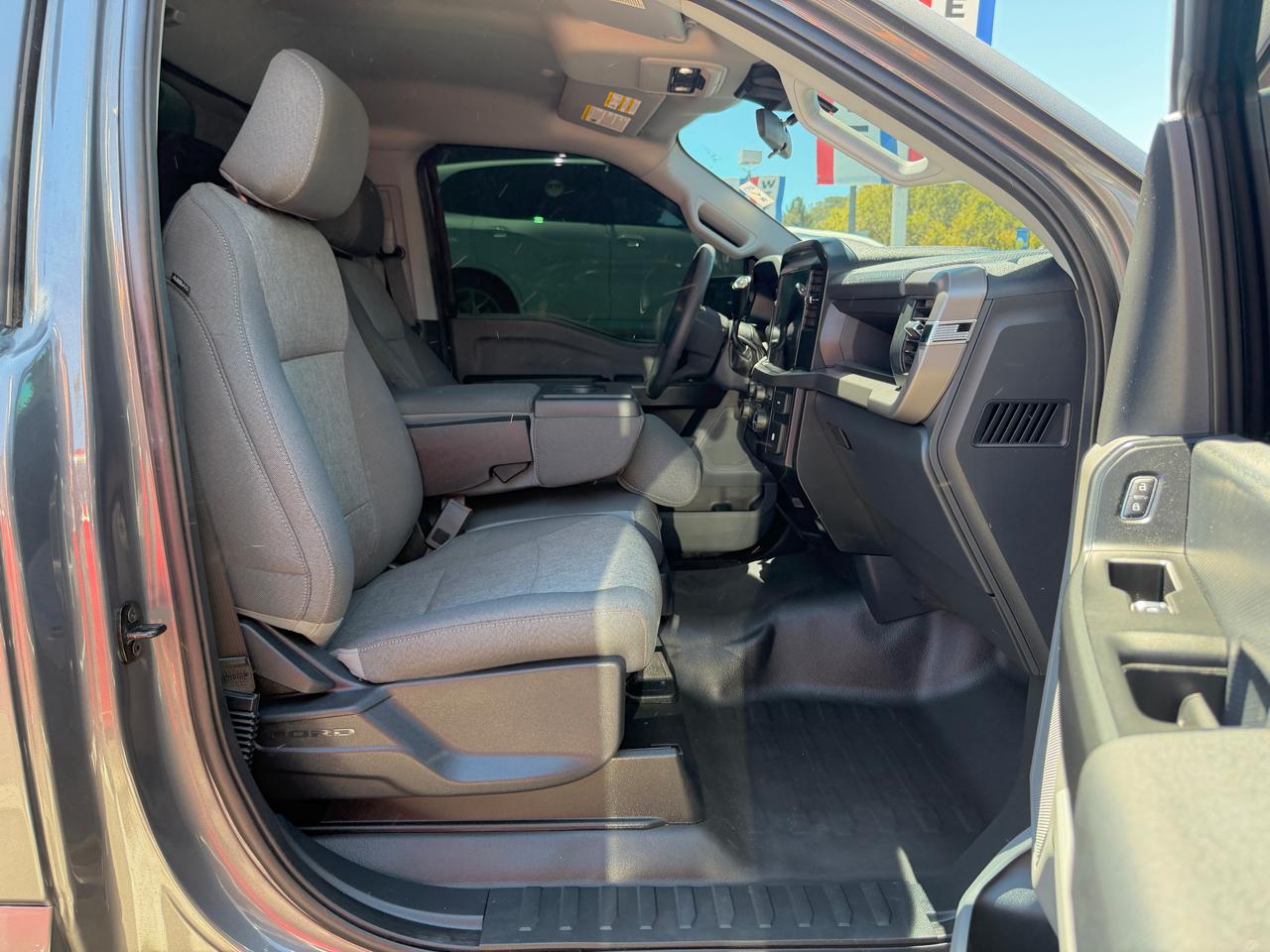 Ford F-150 XL 4WD Reg Cab 8' Box 2025