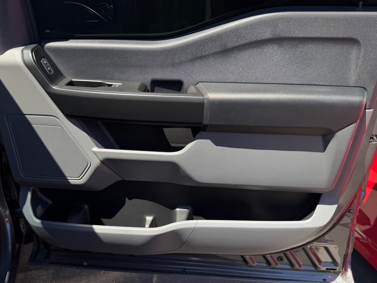 Ford F-150 XL 4WD Reg Cab 8' Box 2025