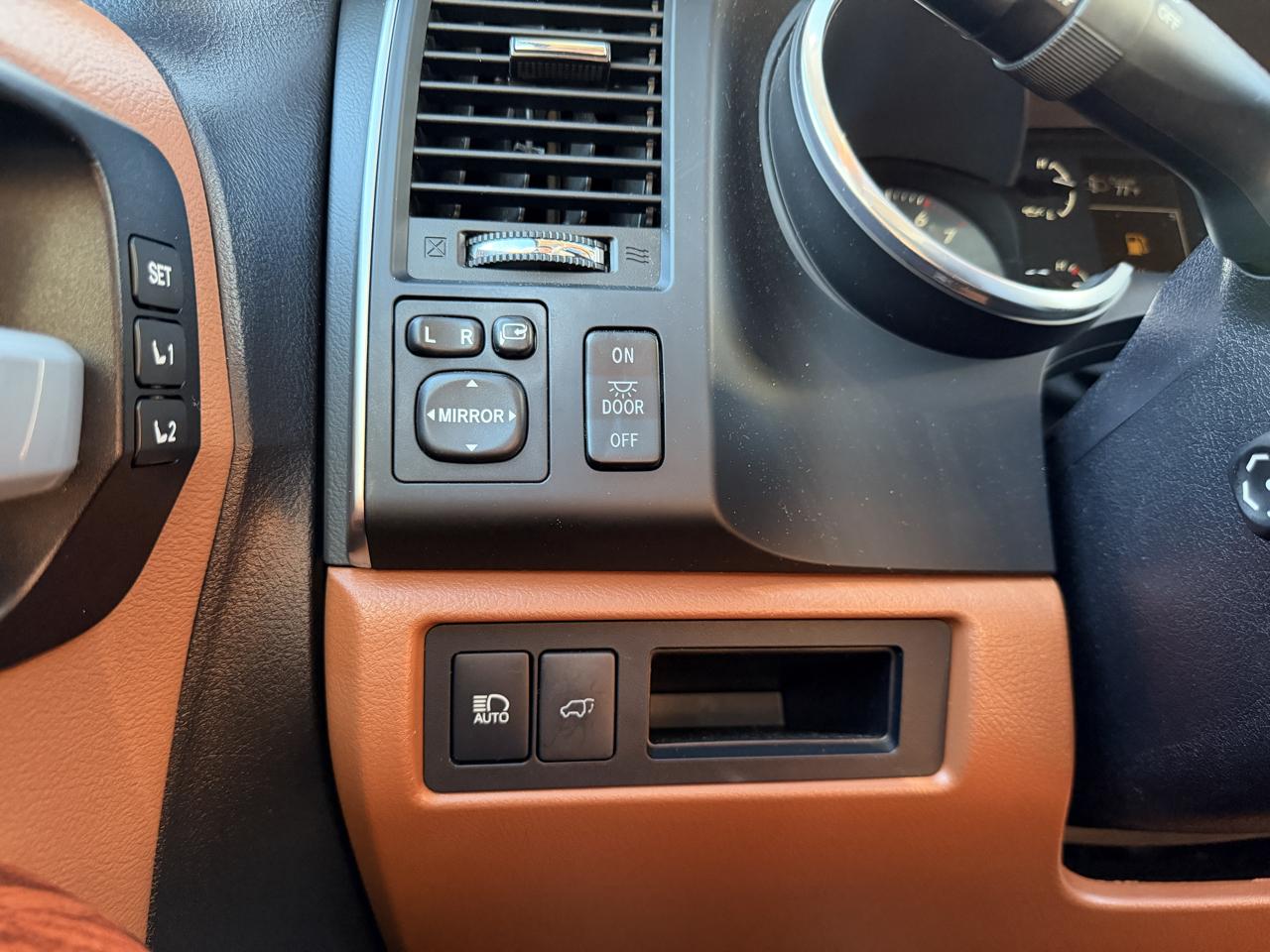 Toyota Sequoia  2021