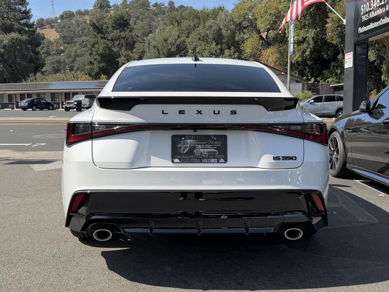 Lexus IS  2026