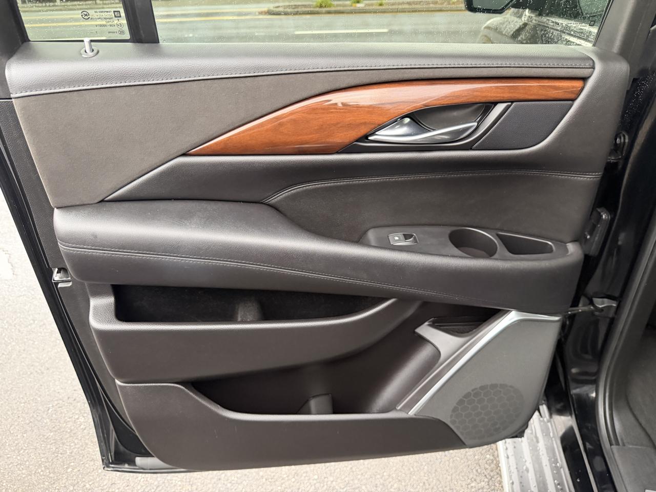 Cadillac Escalade ESV 4WD 4dr Luxury 2018
