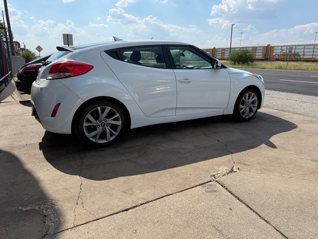 2016 Hyundai Veloster Base photo 2