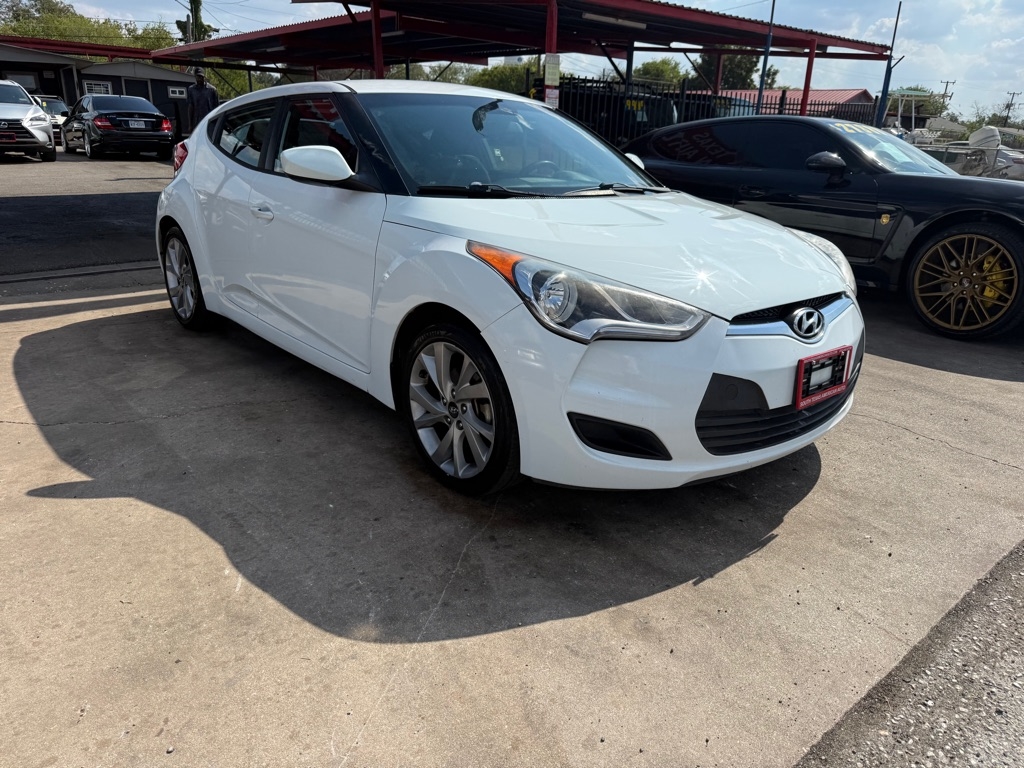 2016 Hyundai Veloster Base photo 3