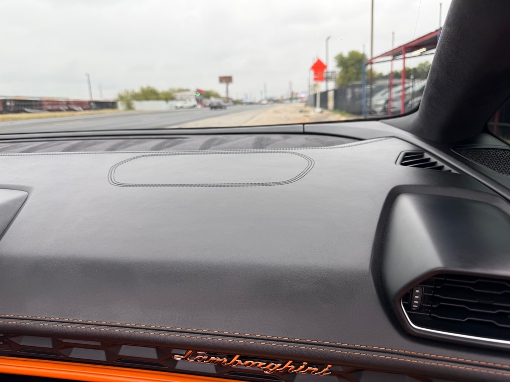 2019 Lamborghini Huracan Spyder photo 2