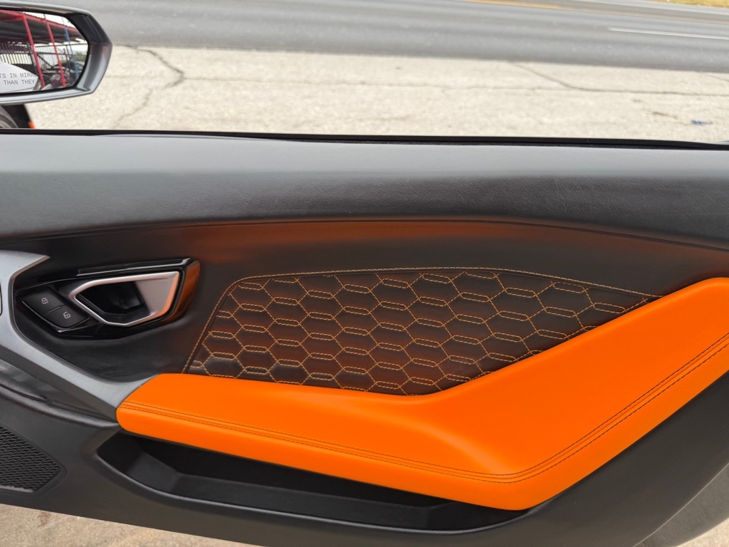 2019 Lamborghini Huracan Spyder photo 3