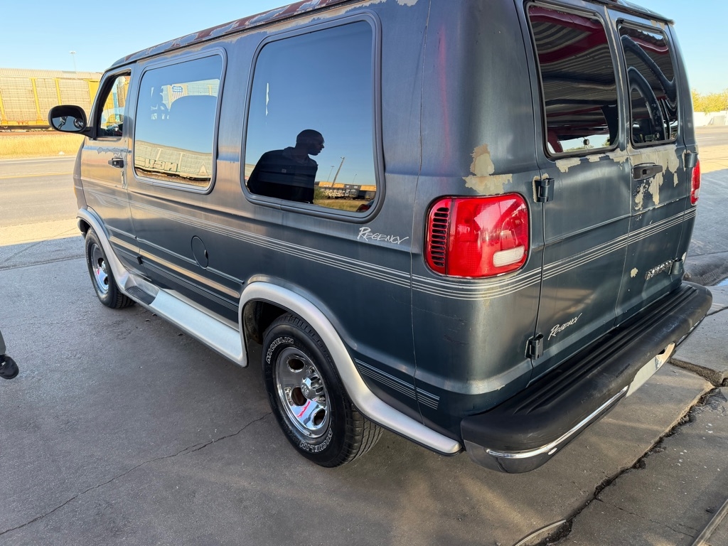 Dodge Ram Van 1500 SWB 2000