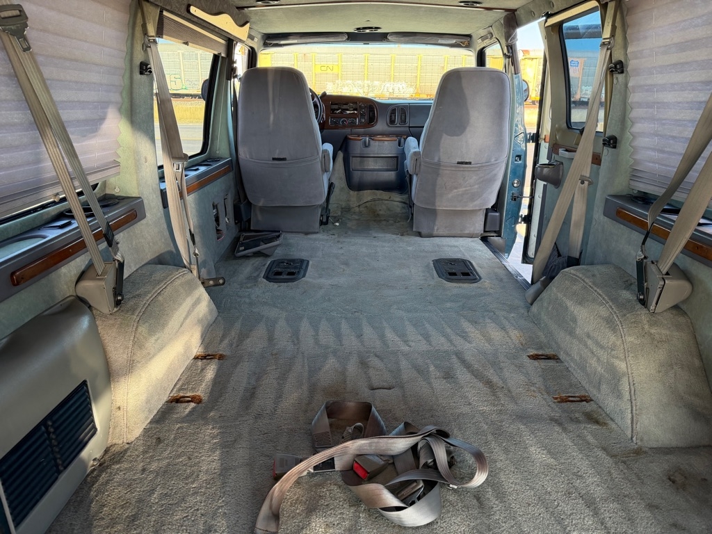 Dodge Ram Van 1500 SWB 2000