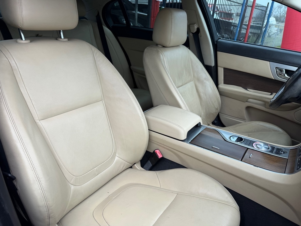 Jaguar XF-Series XF 2.0L I4T Premium 2015