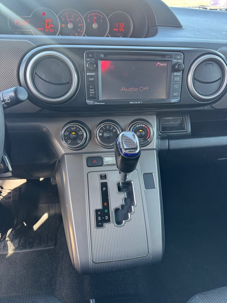 Scion xB 5-Door Wagon 5-Spd MT 2013