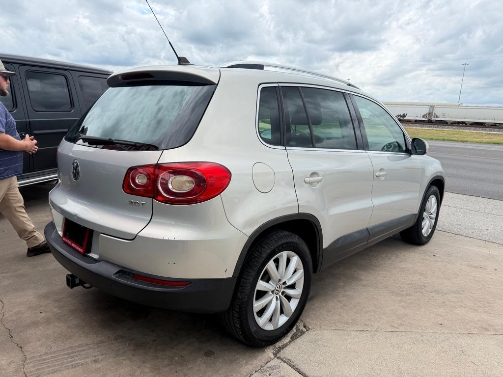 Volkswagen Tiguan S 2011